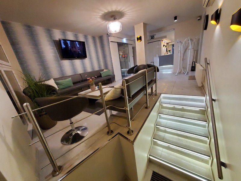 Dr Albert Urszan esthetic clinic in Budapest4