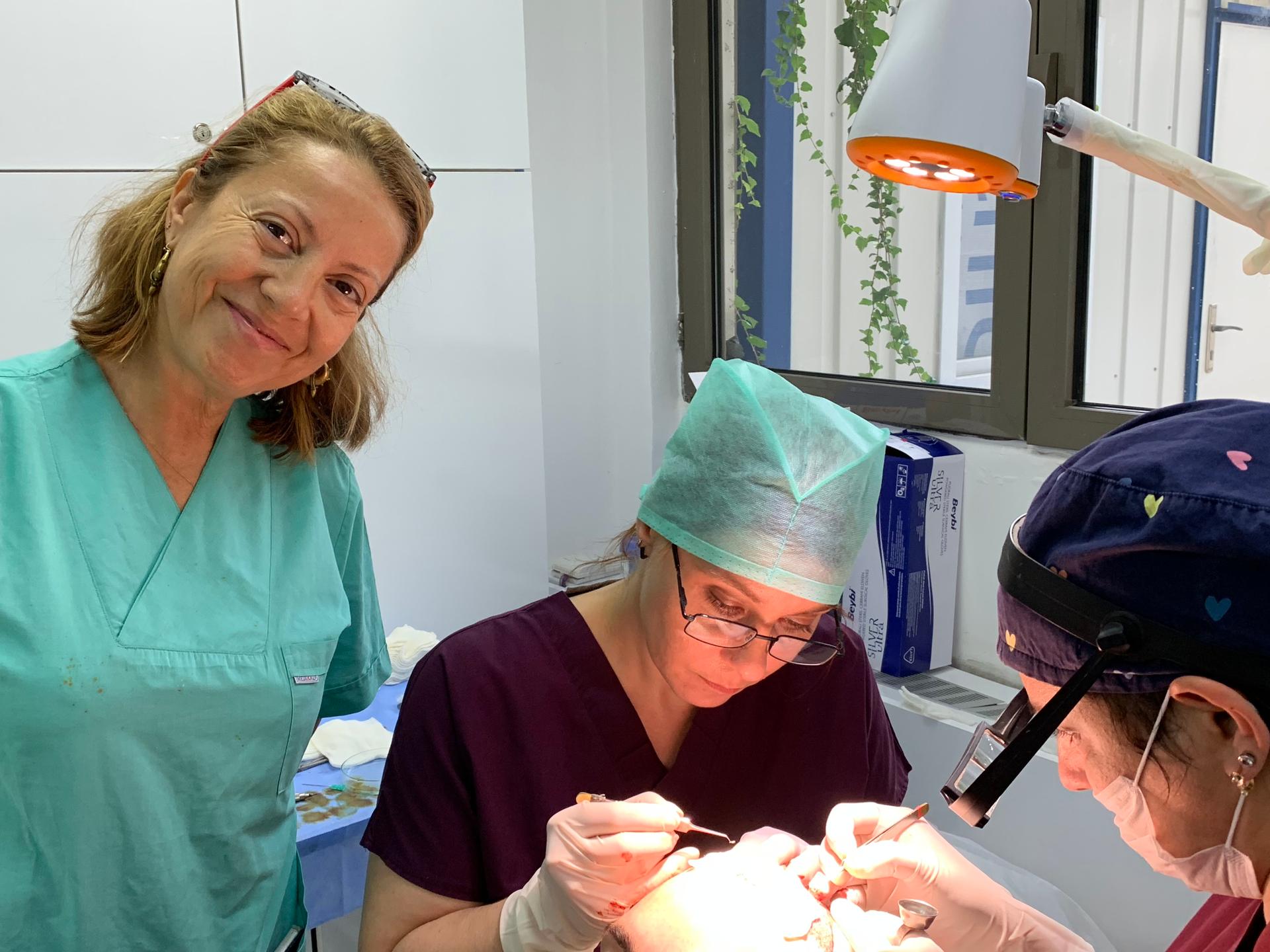 Dr Beyhan and 2 assistantes placing grafts