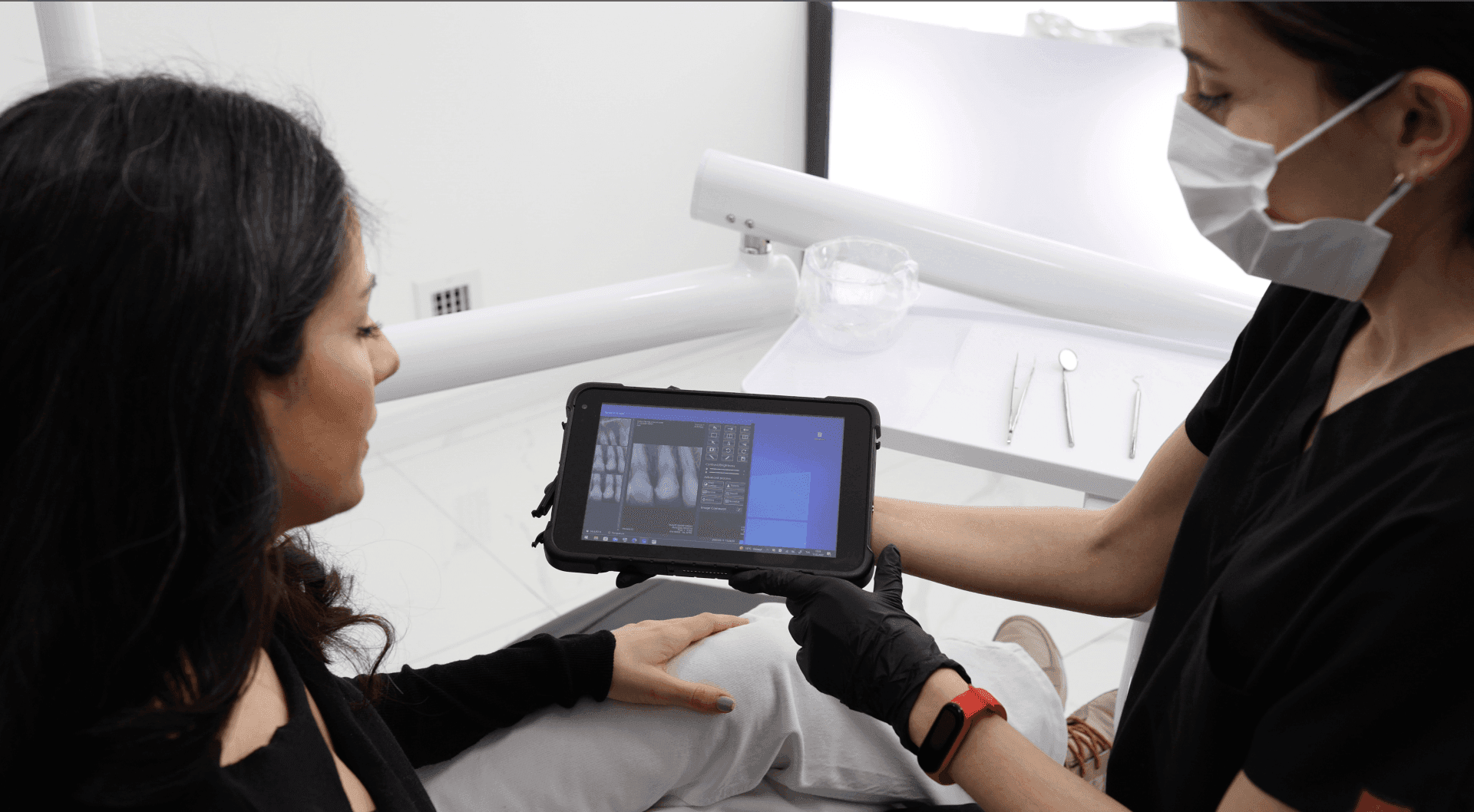 Clinique Dentglow-min